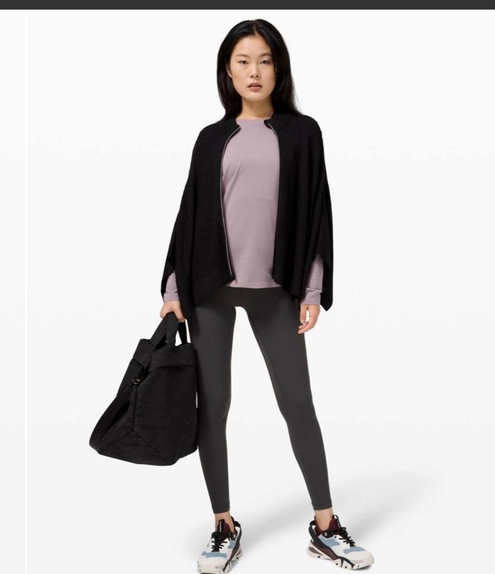Lululemon black $128 softer still Wrap Jacket
Size M/Ll
